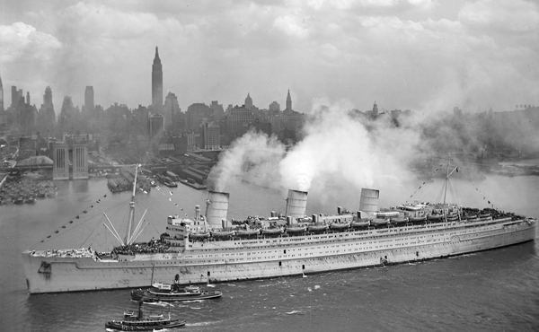 RMS Queen Mary arriving NY Harbor 1945