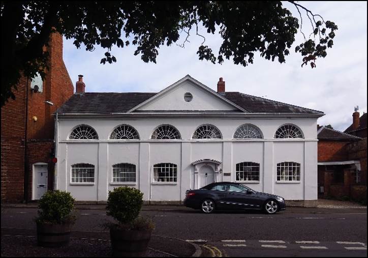 A car parked in front of a building

Description automatically generated with medium confidence