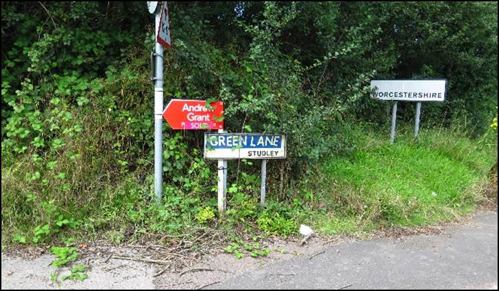 A road sign on the side of the road

Description automatically generated with low confidence