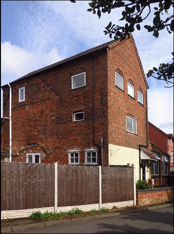 A picture containing sky, building, outdoor, brick

Description automatically generated