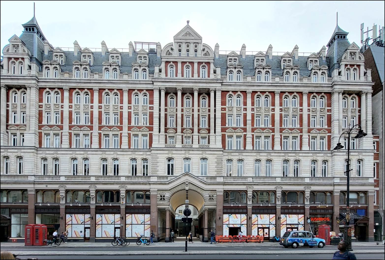 A large building with many windows

Description automatically generated