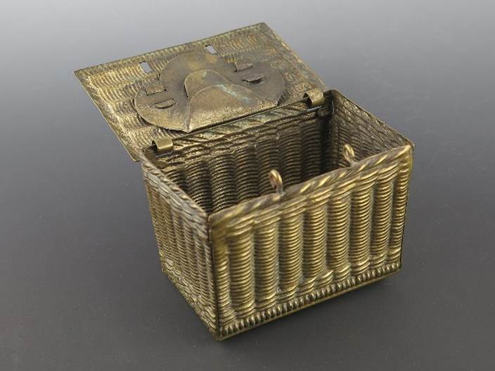 A metal box with a lid open

Description automatically generated