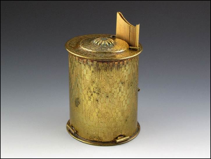 A gold cylinder with a lid

Description automatically generated