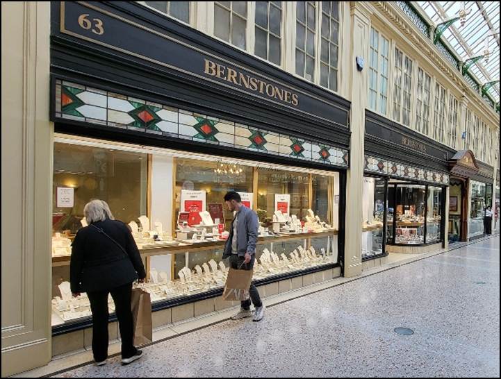 People walking in a mall

Description automatically generated