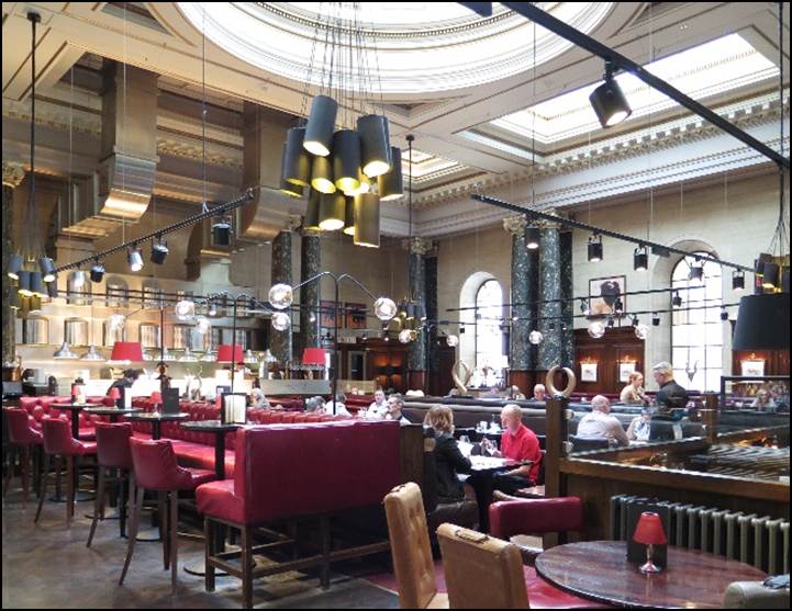 A restaurant with many tables and chairs

Description automatically generated