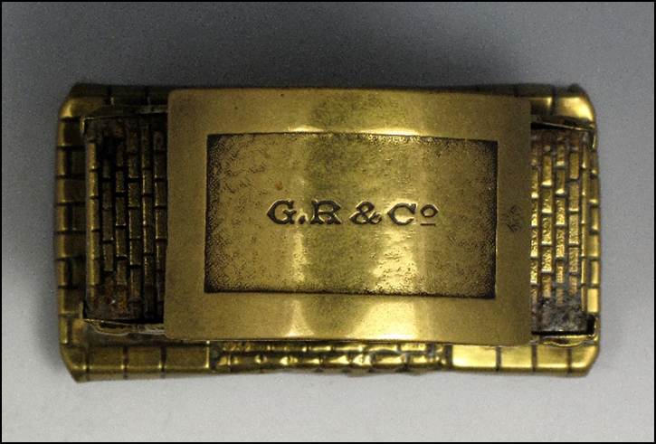 A close-up of a metal object

Description automatically generated