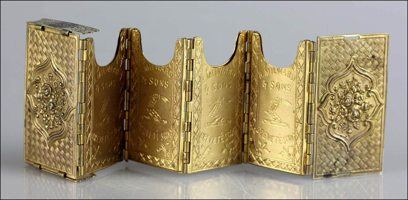 A gold folding screen with engraved designs

Description automatically generated with medium confidence