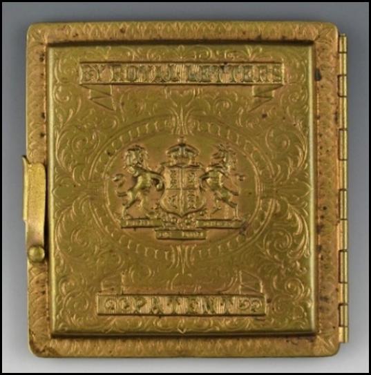 A gold colored square object

Description automatically generated