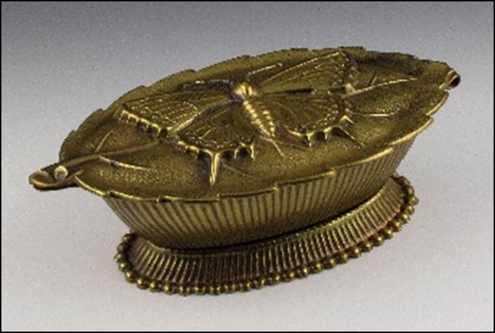 A close-up of a gold object

Description automatically generated