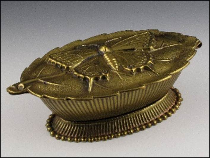 A close-up of a gold object

Description automatically generated