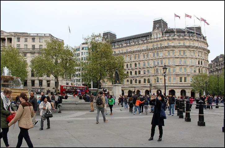 A large group of people walking in front of a large building

Description automatically generated with low confidence