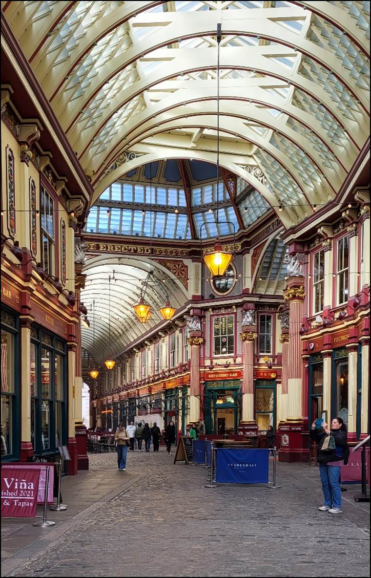 A large shopping mall with Leadenhall Market in the background

Description automatically generated with medium confidence