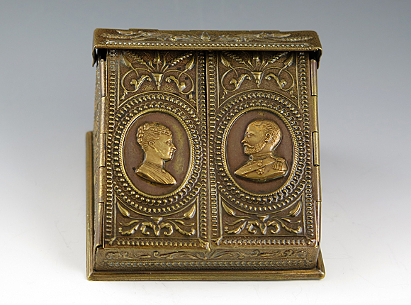 Lap Desk Royal 
Busts needle case