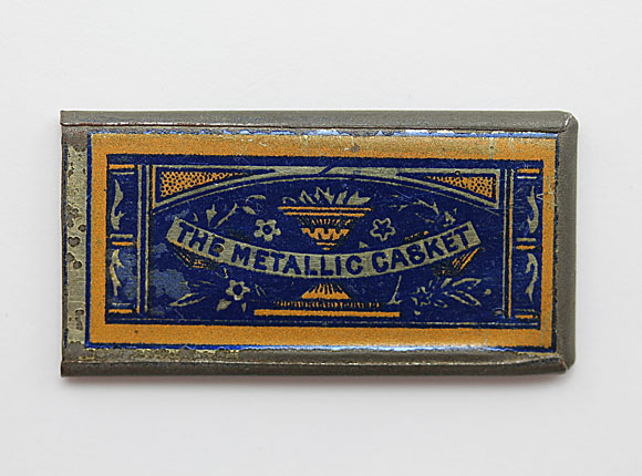 Metallic Casket needle
case