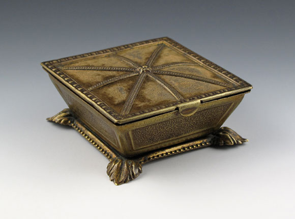 Queen's Fotstool
needle case