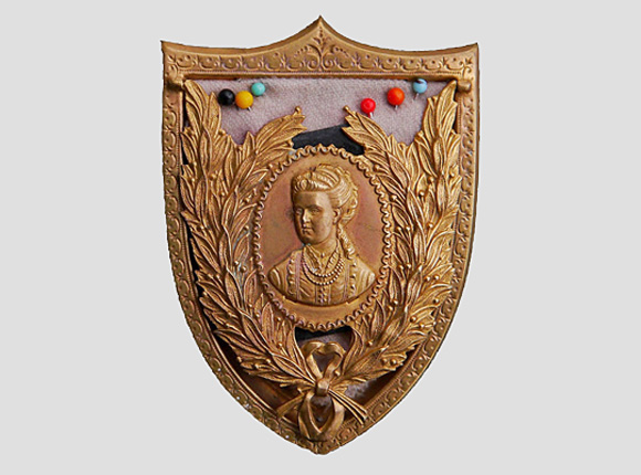 Shield with Ladies 
Portrait Bust needle case